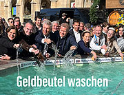 Münchner Brauchtum zum Aschermittwoch 22.02.2023 Geldbeutel waschen am Fischbrunnen vor dem Rathaus (©Foto. Martin Schmitz)